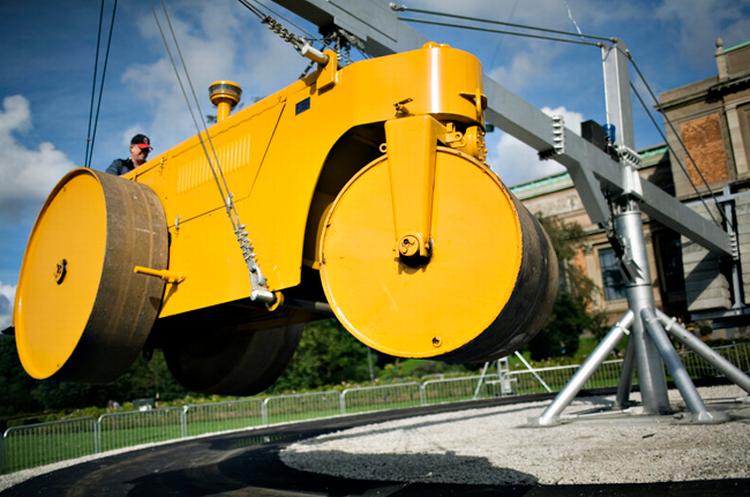 12 ton jern og beton forvandler sig til en umådelig, lydløs sommerfugl, på udstillingen 'Reality Check'. 