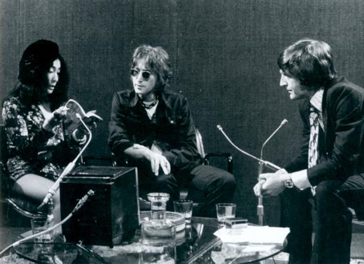 John Lennon og Yoko Ono var blandt de første, Michael Parkinson havde i sit talkshow. Eksbeatlen ville kun tale om The Beatles, hvis 'Parky' sad nede i en sæk, hvad han måtte under den del af samtalen. »Jeg formoder, det var en af Yokos skøre ideer«, fortæller Parkinson i sin selvbiografi. Foto fra bogen 