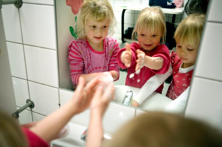I Børnehuset Blangstedgård har man lært børnene en sang, de kan synge, når de vasker hænder. Hvis det er sjovt at bruge vand og sæbe, har børnene lettere ved at huske det, fortæller daglig leder Anna-Kathrine Sørensen. 