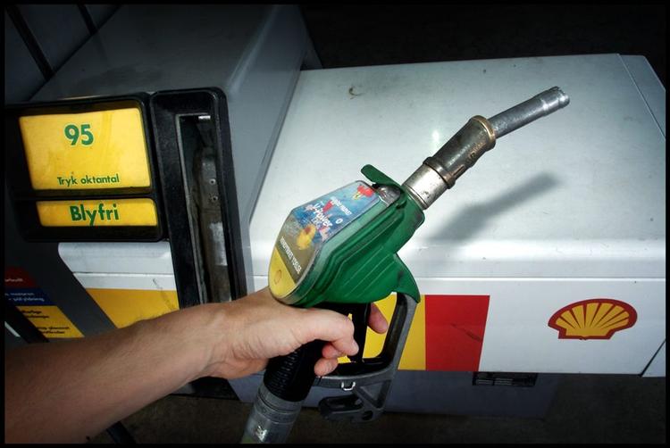 For første gang i fem år kommer listeprisen på oktan 95 benzin ned under otte kroner. 