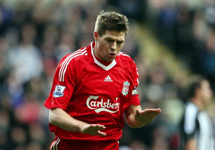 Steven Gerrard jubler efter en af sine to scoringer mod Newcastle i går. 