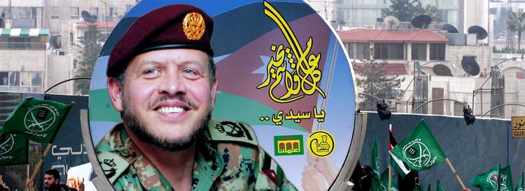 Camouflage. Til næste år er det 10 år siden, at kong Abdallah II's far, kong Hussein, døde. Begge har på papiret været at betragte som liberalt sindede, men reelle politiske reformer har jordanerne måttet kigge langt efter - før som nu. Foto: Nader Daoud 