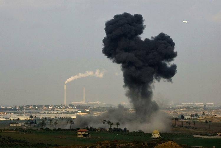 En raket fra Hamas rammer den israelske by Ashkelon. 