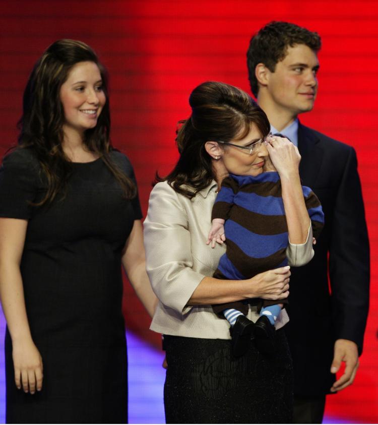 Sarah Palins datter, Bristol har født en søn. Her er Sarah Palin med sin søn Trig, som medierne en overgang troede var Bristols. 