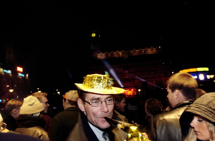 Finanskrisen betyder ikke mindre blæs på nytårskedlerne. De dyreste fester har ikke haft problemer med at komme af med billetterne. 