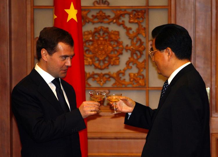 Kina og Rusland kan nu kommunikere gennem en privat militær telefon. Her den kinesiske præsident Hu Jintao (th) og den russiske præsident Dmitry Medvedev. 