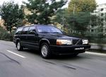 Det er en bil som denne Volvo 940, der er blevet stjålet med et barn i. Den stjålne bil er dog rød. 