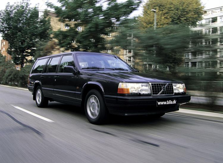 Det er en bil som denne Volvo 940, der er blevet stjålet med et barn i. Den stjålne bil er dog rød. 