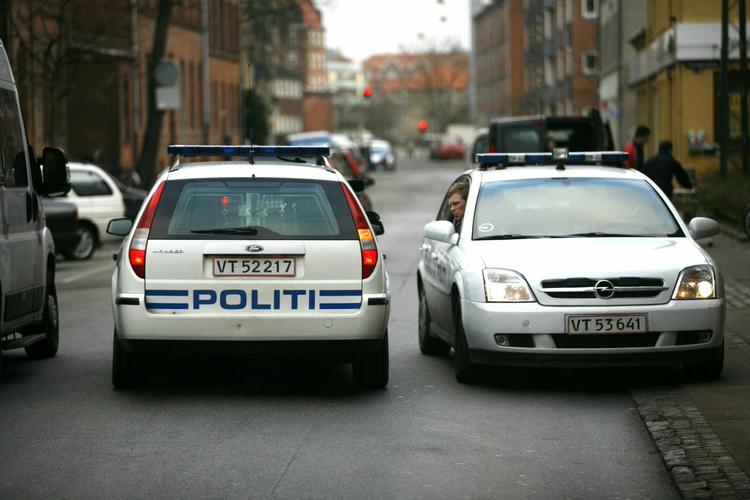 Politibiler under jagten på den bortførte tre-årige. 
