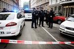 Politiet ved den bil, som ifølge anmeldelsen blev stjålet med et tre-årigt barn på bagsædet. 