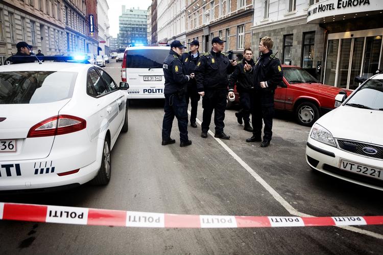Politiet ved den bil, som ifølge anmeldelsen blev stjålet med et tre-årigt barn på bagsædet. 