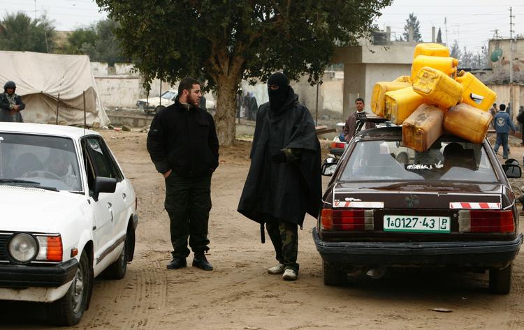 Hamasfolk ved grænseovergangen Rafah til Egypten tidligere i år. 