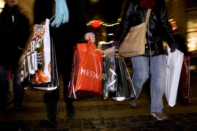 2009 kommer til at byde på mindre af det hele, fordi forbrugerne må indstille sig på at nedprioritere overflødige luksusvarer. Arkivfoto. 