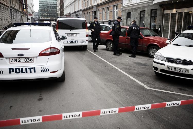 Politiet ved den bil, som ifølge den falske anmeldelse blev stjålet med et tre-årigt barn på bagsædet. 