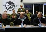 Israels premierminister Ehud Olmert (i midten) lytter til general Yoav Galant (tv.), mens forsvarsminister Ehud Barak ser på. 
