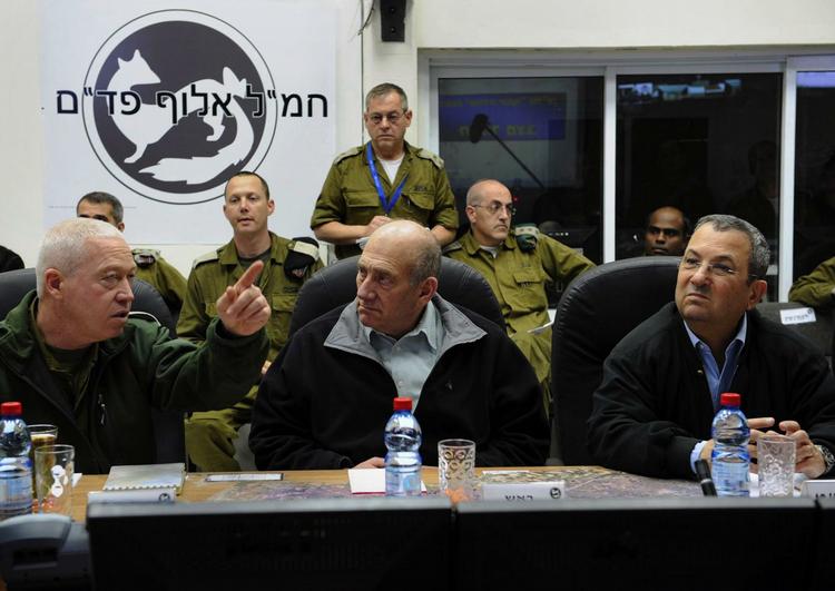 Israels premierminister Ehud Olmert (i midten) lytter til general Yoav Galant (tv.), mens forsvarsminister Ehud Barak ser på. 