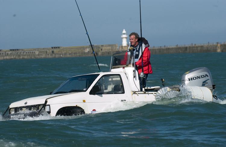 Top Gears Jeremy Clarkson i en hjemmebygget amfibie-ladvogn på vej over den engelske kanal. 