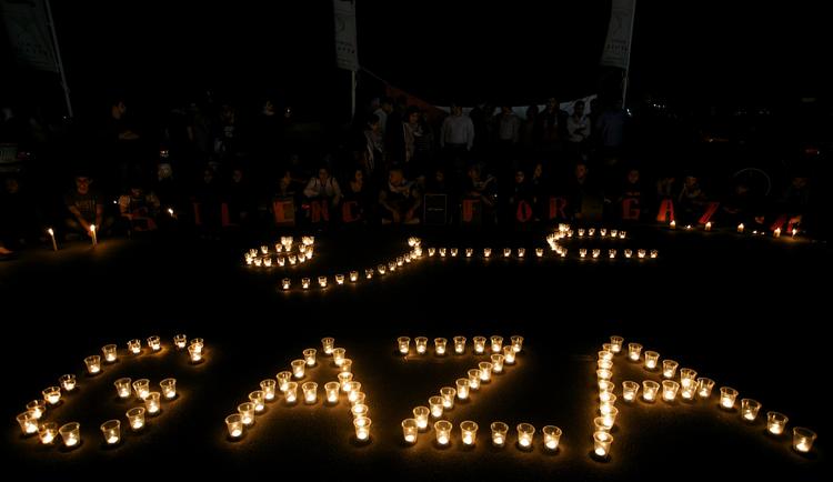 Bygningen, hvor den danske organisation Rehabilitrings- og Forskningscentret for Torturofre holdt til, blev i nat ramt af et missil i Gaza By. Billedet er fra Dubai, hvor demonstranter protesterer mod israelernes bombning af  Gaza. 
