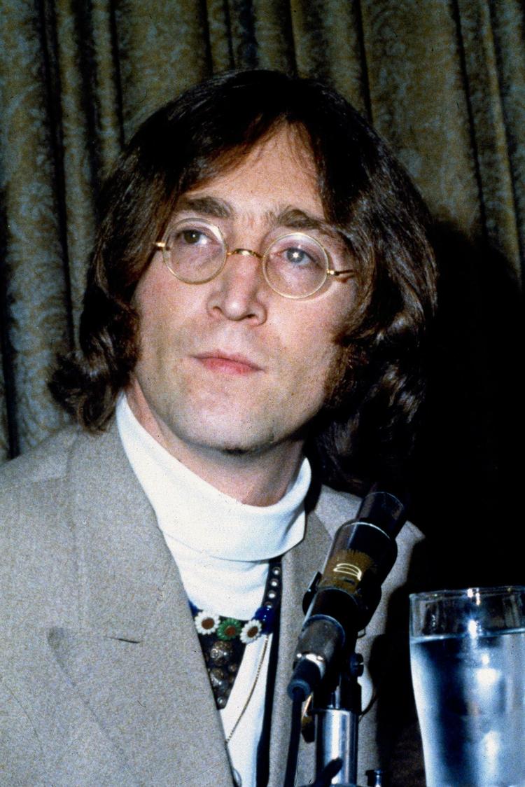 Imagine. For første gang nogensinde optræder John Lennon i en tv-reklame.  Yoko Ono har givet tilladelse til, at One Laptop Per Child bruger eks-Beatlen. 