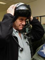 Israels premierminister Ehud Olmert under et besøg på en militær flyveplads i det sydlige Israel. Han har foreløbig afvist forslaget om en to-dages våbenhvile. 