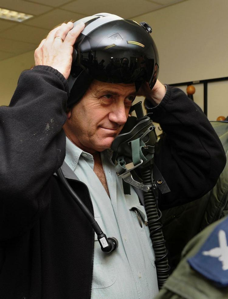 Israels premierminister Ehud Olmert under et besøg på en militær flyveplads i det sydlige Israel. Han har foreløbig afvist forslaget om en to-dages våbenhvile. 