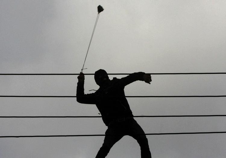 Det er sådan, man oftest ser vrede palæstinensere, når de gør oprør mod israelerne. Men Hamas råder over en mængde moderne våben. 