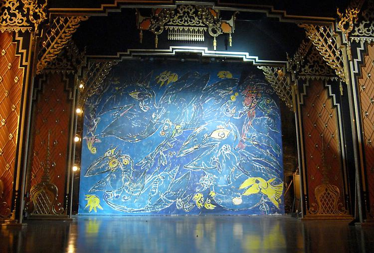 Kunstneren Carl-Henning Pedersen skabte i 1966 scenetæppet til Det Ny Teater. I dag befinder det sig i DR Byen. Foto: Det Ny Teater 