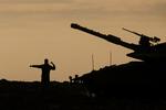 En israelsk soldat tæt ved grænsen til Gazastriben. 