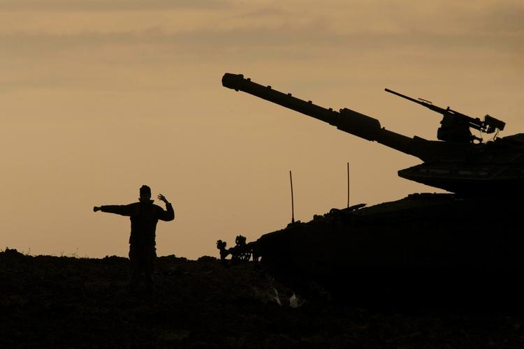 En israelsk soldat tæt ved grænsen til Gazastriben. 