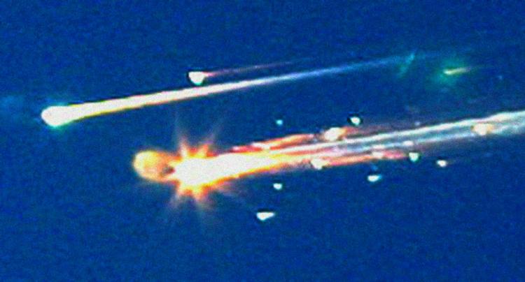 Stykker fra  rumfærgen Columbia fotograferet  på himlen over Texas den 1.februar 2003. 