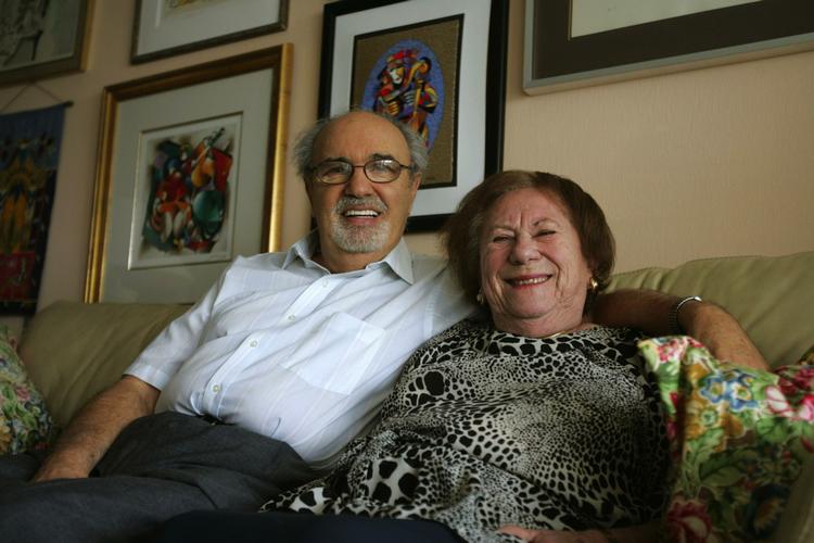 Herman og Roma Rosenblat fortalte i 1996 talkshow-værtinden Oprah Winfrey om deres usædvanlige genforening 12 år efter, at hun havde kastet mad ind til ham i en tysk kz-lejr. Historien var det pure opspind. Arkivfoto. 