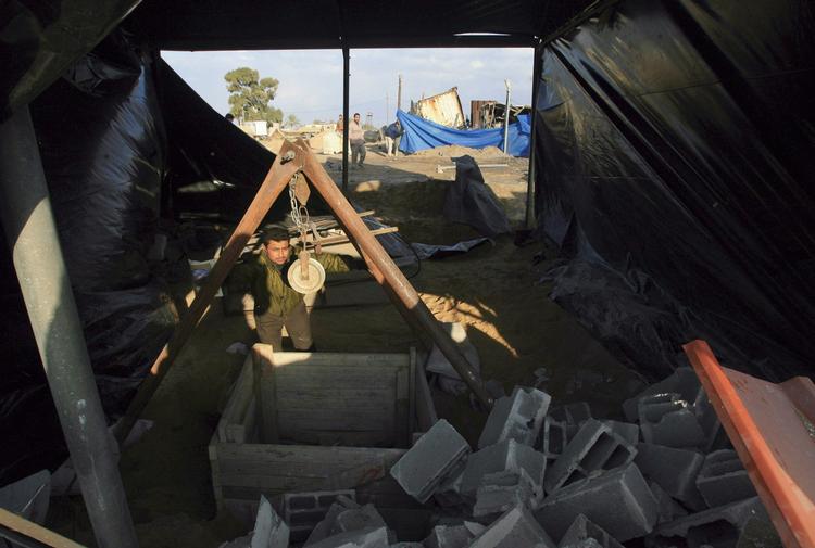 En palæstinenser ved en af de smuglertunneler mellem Gaza og Egypten, som den israelske hær har ødelagt de seneste dage. 
