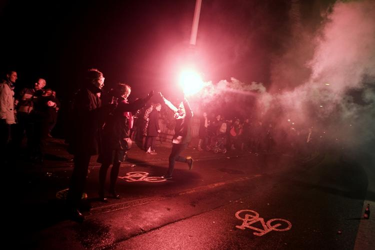 Der var som sædvanlig gang i den på Dronning Louises Bro. Længere henne på Nørrebrogade kom en 22-årig mand alvorligt til skade, da han kom for tæt på en krysamtemumbombe. 