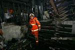Brandmand undersøger den udbrændte natklub i Bangkok. 