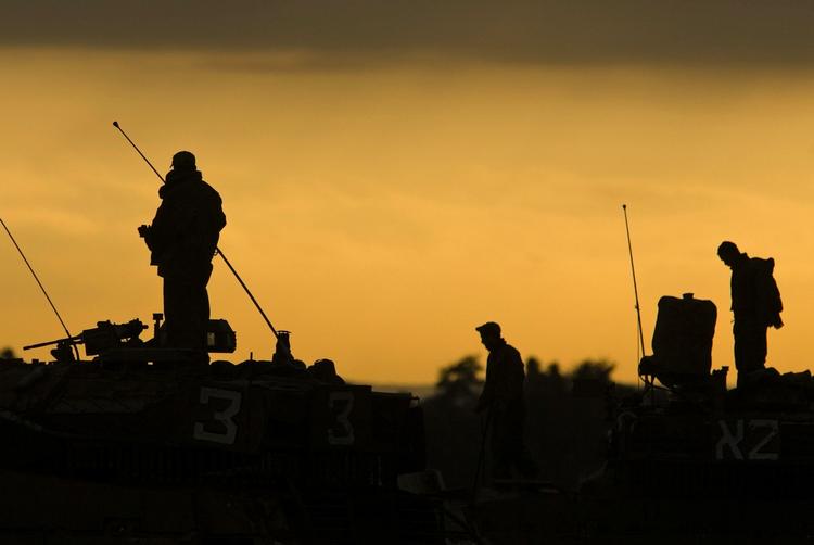 Israelske soldater på gænsen til Gaza tidligt i morges. 