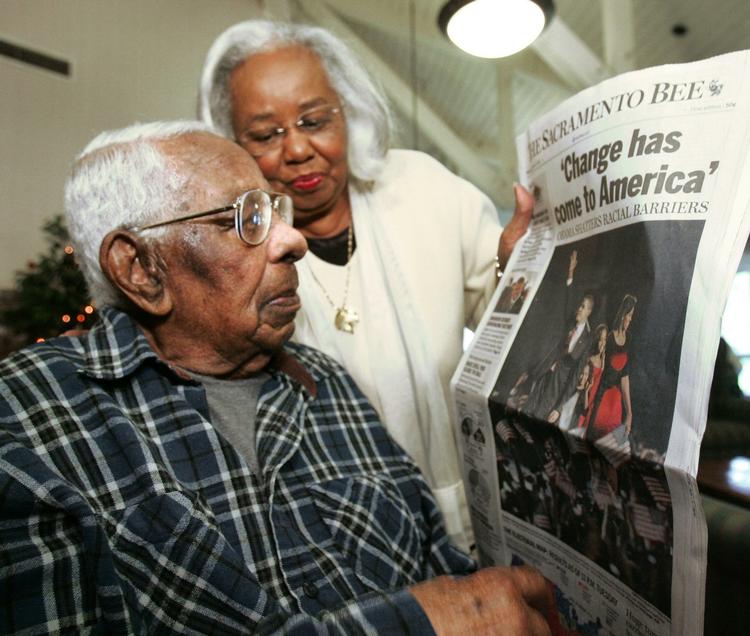 Morgenen efter valget af Barack Obama viser George Francis' datter Leslie LaRue sin far en avisforside om valgets udfald. 