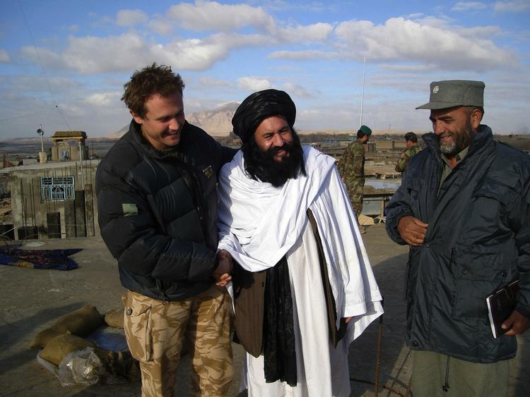 Taleban angreb lederen af Musa Qala-distriktet i Helmand provinsen, Abdul Salaam (i midten), da han var på vej hjem fra et besøg i nabodistriktet. (Arkivfoto) 