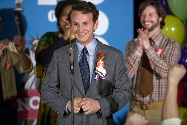 Sean Penn (t.v.) spiller Milk i ny storfilm, der får dansk premiere om en måned. Rolling Stone skrev i anmeldelsen af »Gus Van Sants bedste film«, at »Penn er en skuespillernes hanløve (...) men den ømhed, der emmer ud af ham (som Milk), er en åbenbaring«. Foto fra filmen 