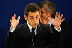 Frankrigs præsident Nicolas Sarkozy havde allerede i 2005 store problemer med at komme i dialog med unge brandstiftere i de franske storbyers forstæder. Nytårsaften blev flere end 1.100 brændt. Arkivfoto. 