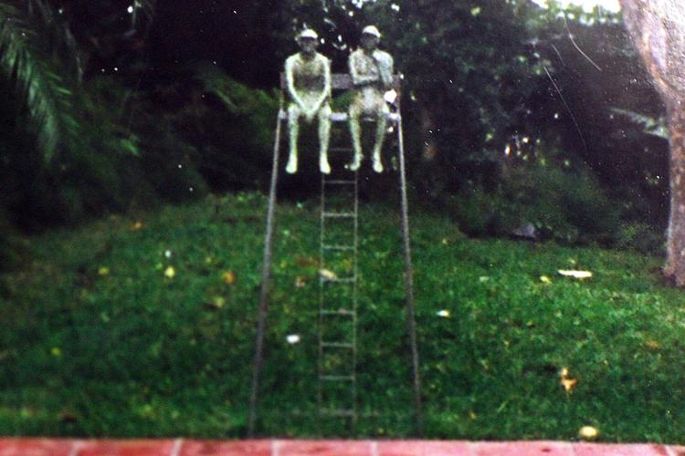 Den stjålne kobberstatue af to siddende livvagter er nu tilbage på den bedragerisigtede Bernard Madoffs ejendom med en moralsk løftet pegefinger. Arkivfoto. 