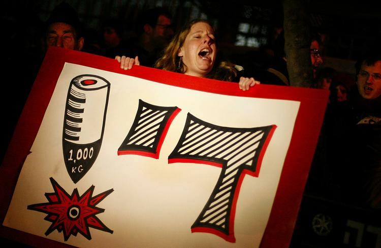 En israelsk kvinde demonstrerer sammen med omkring 100 andre utilfredse foran premierminister Ehud Olmerts bolig. De er utilfredse med Israels militære aktion i Gaza. 