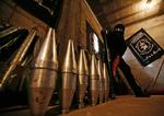 Arkivfoto fra september 2008, hvor et medlem af den palæstinensiske gruppe al Nasser-brigaderne, der har forbindelse til Hamas-bevægelsen, fremviser et våbenlager i Gaza By. 