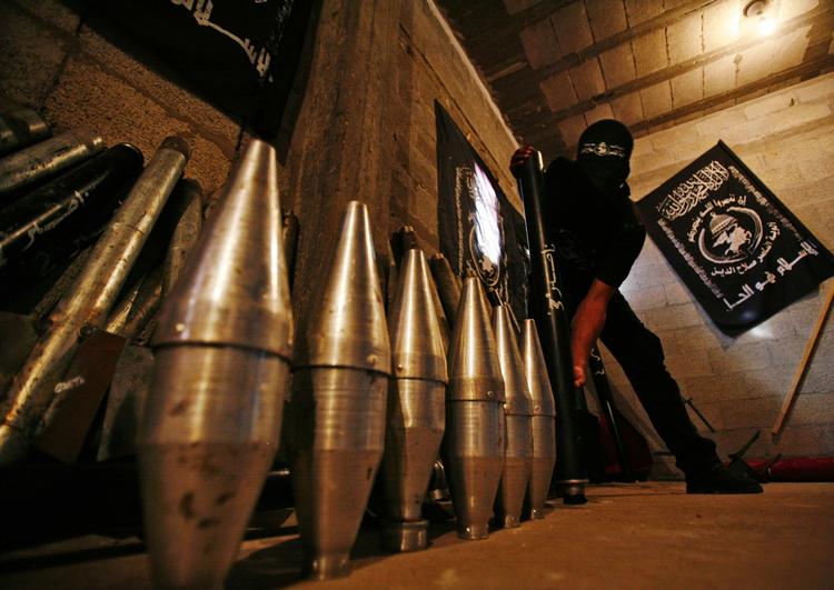 Arkivfoto fra september 2008, hvor et medlem af den palæstinensiske gruppe al Nasser-brigaderne, der har forbindelse til Hamas-bevægelsen, fremviser et våbenlager i Gaza By. 