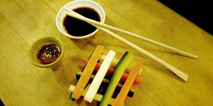 Inden for katagorien sushi og japansk-inspireret madkultur er Sticks'n'Sushi den absolutte markedsleder i København. Men priserne er også skruet godt i vejret, og ventetiden på takeaway er lang. Foto: Kåre Viemose 