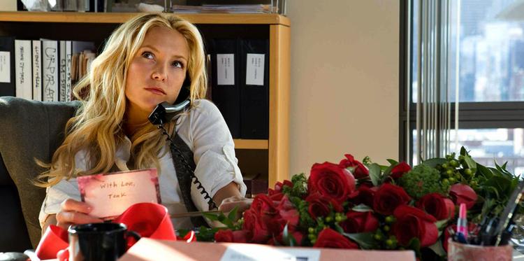 Efter sit vidunderlige udspil i 'Almost Famous' ser det desværre ud til, at Kate Hudson i 'My Best Friend's Girl' har slået sig til tåls med at ligne en parodi på sin mor, Goldie Hawns, opskruede og tuttenuttede spillestil. Foto fra filmen 