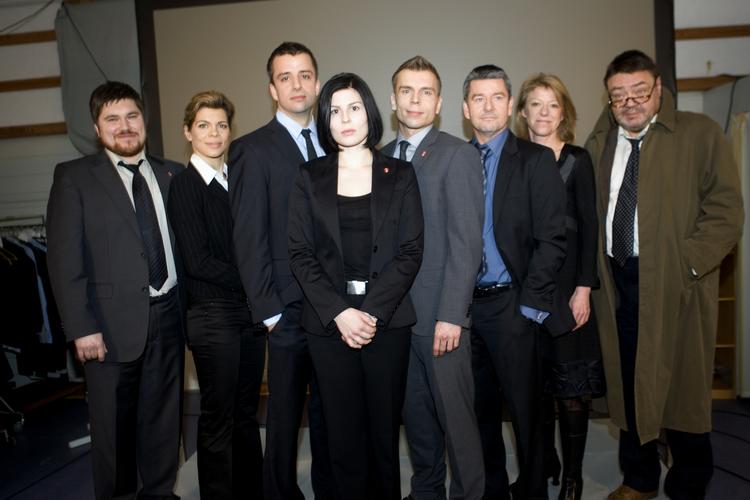 Holdet bag 'Livvagterne'. Fra venstre: Rasmus Bjerg, Ellen Hillingsø, André Babikian, Cecilie Stenspil, Søren Vejby, Thomas Gabrielsson , Ditte Gråbøl og Tommy Kenter. Arkivfoto. 