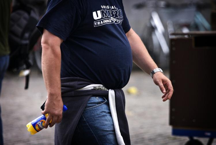 Hvis man vil tabe sig, skal man tage små skridt ad gangen, i stedet for at tro man kan komme af med de overflødige kilo på kort tid, mener ernæringsekspert. Arkivfoto. 