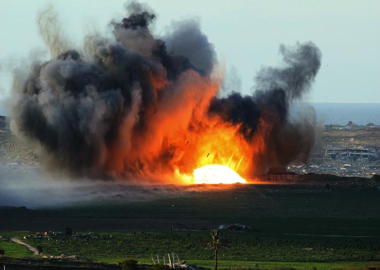 Et israelsk luftangreb på den nordlige del af Gazastriben, her fotograferet fra den israelske side af grænsen. 