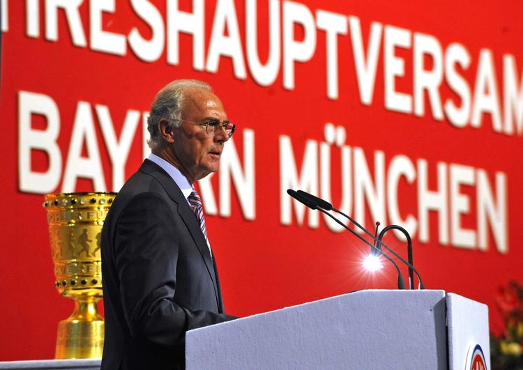 Armbevægelserne hos oprykkerne fra Hoffenheim, der fører Bundesligaen, behager ikke Bayern Münchens præsident, Franz Beckenbauer. 