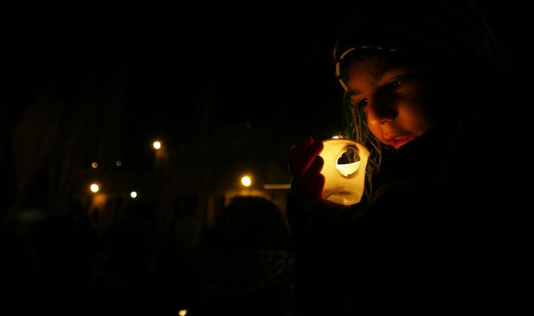 Et billede fra Jordan, taget kort før midnat nytårsaften. En lille pige holder et lys ved en demonstration imod de israelske angreb i Gaza. 